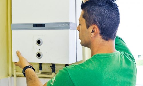 Technicien réparant une chaudière