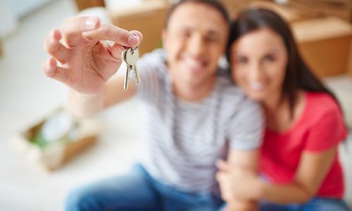 Image d'un couple avec des clés de maison