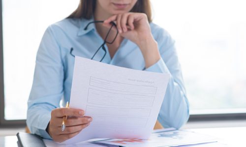 Image d'une femme tenant une feuille dans une main